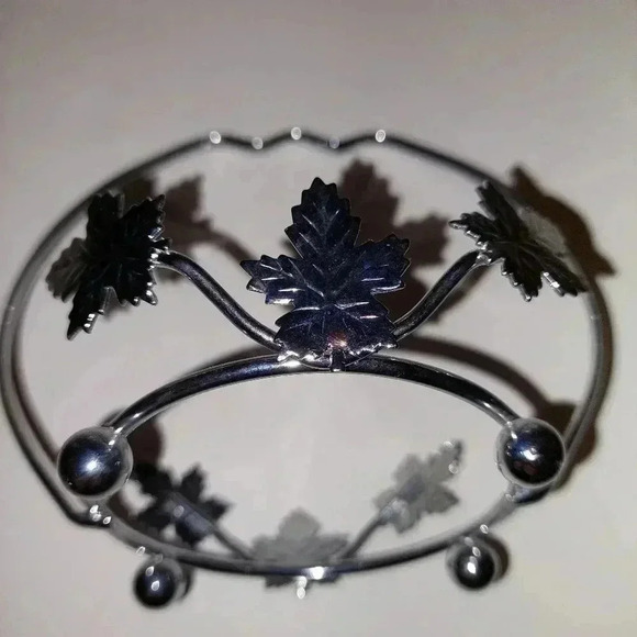 Silver Plated Autumn leaves Pattern Basket with frosted bowl. 4 1/2 x 4 1/2 inch - Picture 5 of 6